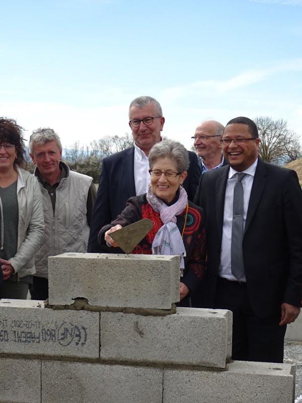 Pose de la 1ère pierre